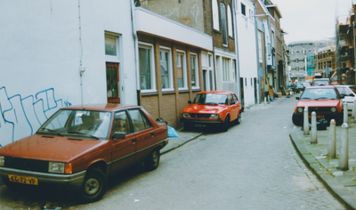861496 Gezicht in het westelijk deel van de Lange Koestraat in Wijk C te Utrecht, waar geparkeerde auto's voor overlast ...